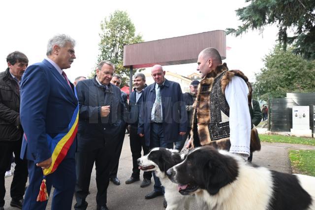 Președintele Flutur și primarul Negură admiră câinii lui Laurențiu Tăutu