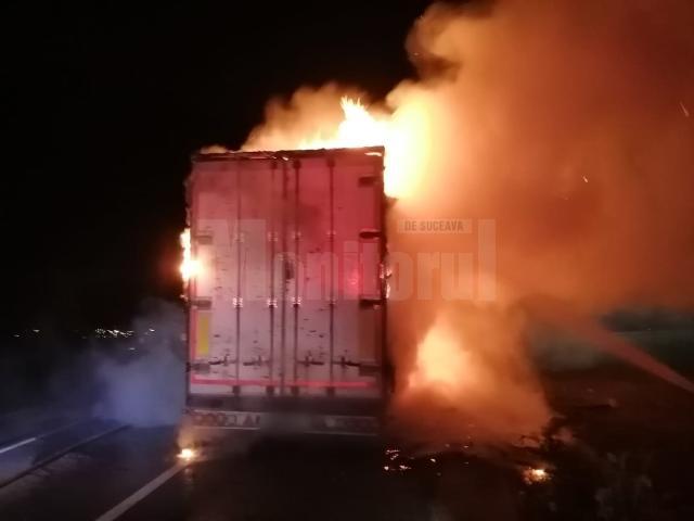Incendiu puternic în trafic la un camion încărcat cu plite și cuptoare