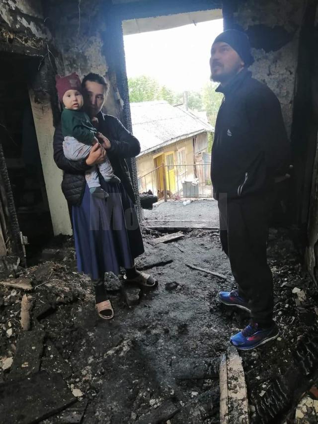 O familie din Climăuți, cu patru copii, a rămas fără casă, în prag de iarnă, după un puternic incendiu