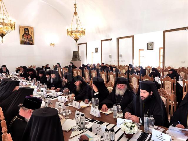 Sinaxă monahală a stareților și starețelor la Mănăstirea Putna. Foto arhiepiscopia sucevei.ro