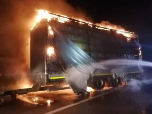 Incendiu puternic în trafic la un camion încărcat cu plite și cuptoare