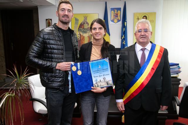 Campionii mondiali la canotaj, Marius și Ionela Cozmiuc, premiați cu câte 10.000 de lei, de Primăria Suceava, care le-a acordat și titlul de Cetățean de Onoare