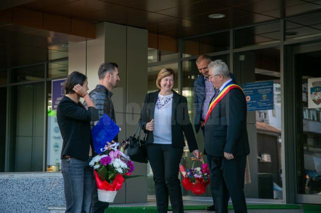 Campionii mondiali la canotaj, Marius și Ionela Cozmiuc, alături de părinții lui și primarul Ion Lungu, la sediul municipalității