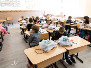 Peste 500 de pachete cu rechizite școlare au fost trimise către 5 școli din Ucraina, din zona transfrontalieră