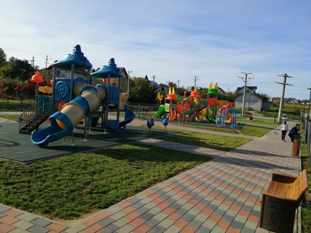 Parc de joacă modern, dat în funcțiune la Moara