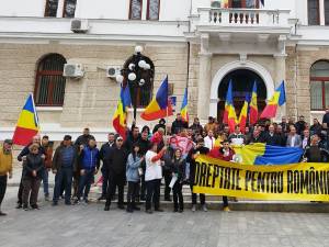Peste 100 de membri și simpatizanți AUR au participat la Suceava la protestul „România iese în stradă”