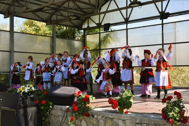 Copii din Cacica au prezentat un program artistic cu dansuri tradiționale poloneze