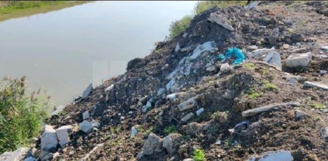 De la Ulma până la Liteni, gunoaiele împânzesc malurile și albia râului Suceava. Foto FB Garda de Mediu Suceava