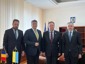 Deputatul Ioan Balan (dreapta) a discutat cu ambasadorul Ucrainei despre sprijinul acordat de România acestei țări