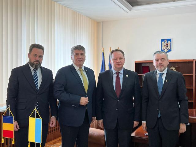 Deputatul Ioan Balan (dreapta) a discutat cu ambasadorul Ucrainei despre sprijinul acordat de România acestei țări