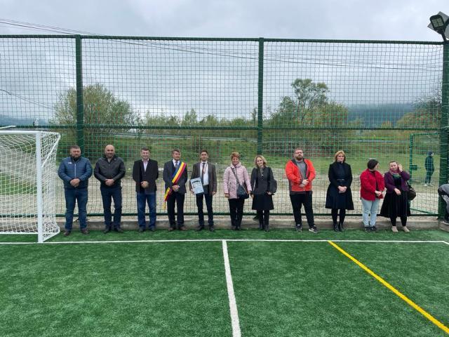 Primarul Marinel Bălan a fost prezent la inaugurarea terenului de sport de la școala din Frasin