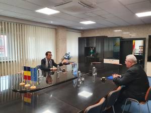 Directorul general al Institutului Francez în România, Julien Chiappone-Luchessi, la discuții cu primarul Sucevei, Ion Lungu