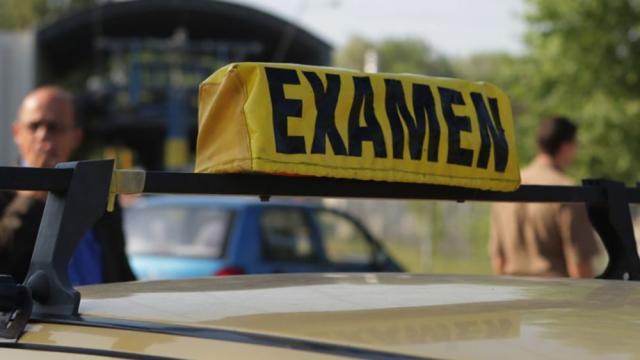 Proba practică pentru permisul de conducere auto, cu examinatori din Botoșani, Alba, Mureș, Vâlcea și Suceava