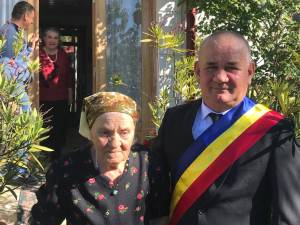 Catrina Loghin, sărbătorită la împlinirea a 100 de ani de primarul din Adâncata, Viorel Cucu