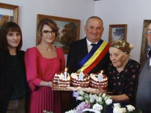 Catrina Loghin, sărbătorită la împlinirea a 100 de ani de primarul din Adâncata, Viorel Cucu