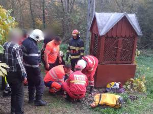 Femeie salvată de pompieri dintr-o fântână