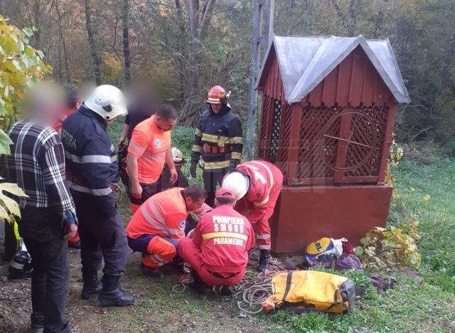 Femeie salvată de pompieri dintr-o fântână