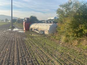 O cisternă încărcată cu vin s-a răsturnat după impactul cu un tractor