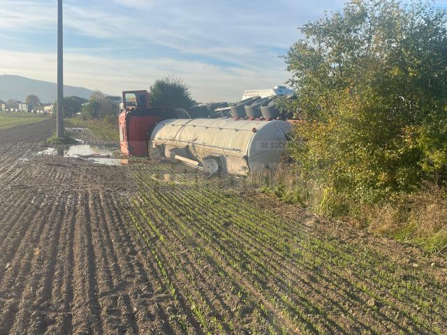O cisternă încărcată cu vin s-a răsturnat după impactul cu un tractor