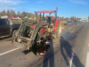 O cisternă încărcată cu vin s-a răsturnat după impactul cu un tractor