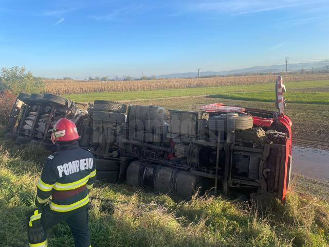 O cisternă încărcată cu vin s-a răsturnat după impactul cu un tractor