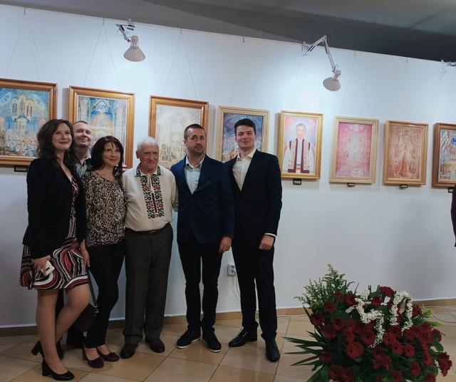 Public numeros și entuziast la vernisajul expoziției „Monumentalitate și filosofie în viziunea unui pictor bucovinean – Dimitrie Roman”, la Rădăuți