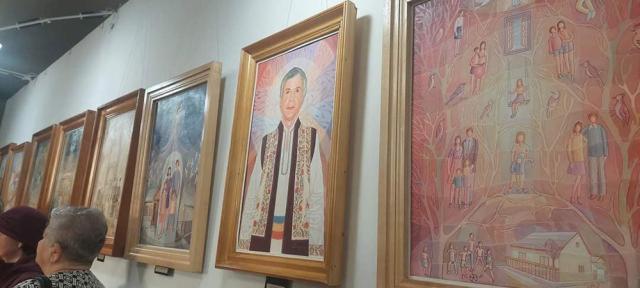 Public numeros și entuziast la vernisajul expoziției „Monumentalitate și filosofie în viziunea unui pictor bucovinean – Dimitrie Roman”, la Rădăuți