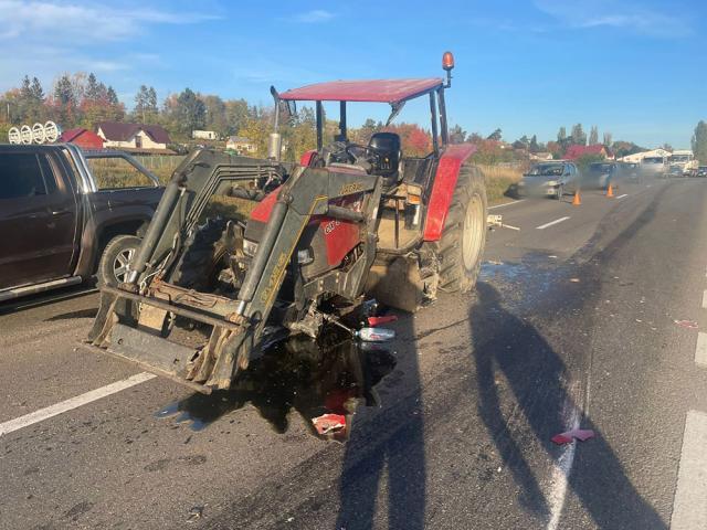 O cisternă încărcată cu vin s-a răsturnat după impactul cu un tractor