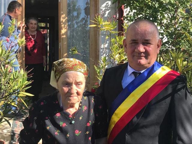 Catrina Loghin, sărbătorită la împlinirea a 100 de ani de primarul din Adâncata, Viorel Cucu