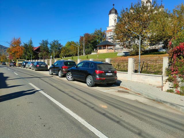 Parcare cu zeci de locuri pentru biserica ortodoxă din Cacica