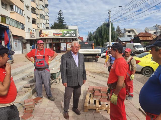 Lucrările de refacere a treptelor și esplanadei blocului Bebelușul, din zona  Catedralei de pe Mărășești, se apropie de finalizare