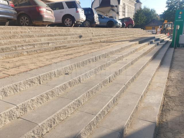 Lucrările de refacere a treptelor și esplanadei blocului Bebelușul, din zona  Catedralei de pe Mărășești, se apropie de finalizare