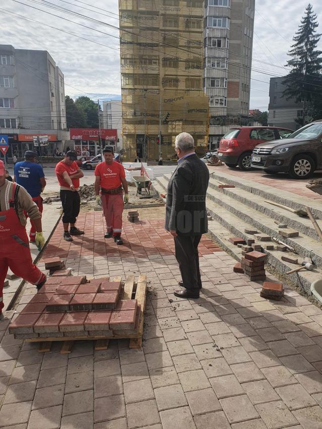 Lucrările de refacere a treptelor și esplanadei blocului Bebelușul, din zona  Catedralei de pe Mărășești, se apropie de finalizare