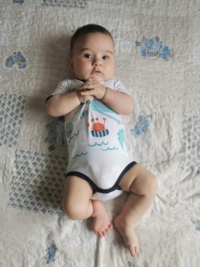 Băiețelul cu malformație congenitală la piciorul drept va fi operat la o clinică din Austria