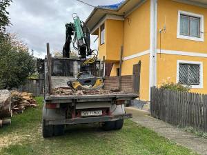 Camionul care a descărcat în curtea Poliţiei Arbore