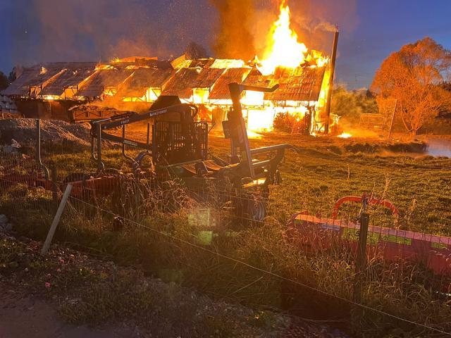 Incendiul care a cuprins un adăpost de animale din Coșna