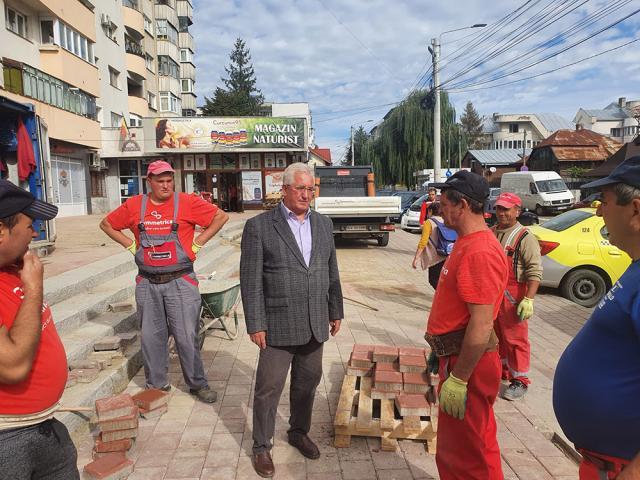 Lucrările de refacere a treptelor și esplanadei blocului Bebelușul, din zona  Catedralei de pe Mărășești, se apropie de finalizare