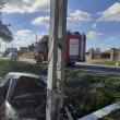 Accident cu doi răniți după ce o mașină a intrat violent într-un stâlp