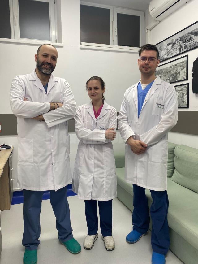 Dr. Mihai Crețeanu Jr. , dr. rezident Alexandra Husar și dr. Cătălin Lulciuc. Foto FB Radiologie Interventionala Suceava