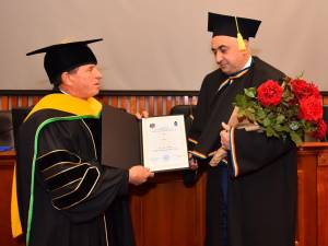 Titlul de Doctor Honoris Causa, acordat rectorului USV, Valentin Popa, de conducerea unei universități din Republica Moldova