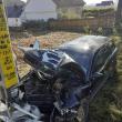 Accident cu doi răniți după ce o mașină a intrat violent într-un stâlp