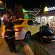 Accident în sensul giratoriu din centrul Sucevei. Un taxi a plonjat peste o mașină aflată la McDrive