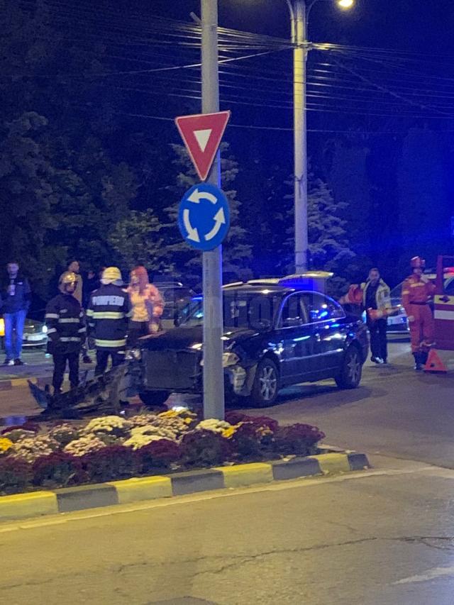 Accident in sensul giratoriu din centrul Sucevei. Un taxi a plonjat peste o masina aflata la Mcdrive