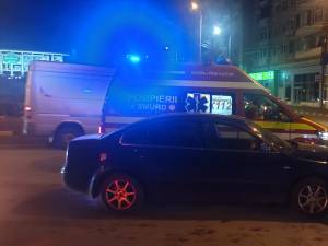 Accident în sensul giratoriu din centrul Sucevei. Un taxi a plonjat peste o mașină aflată la McDrive