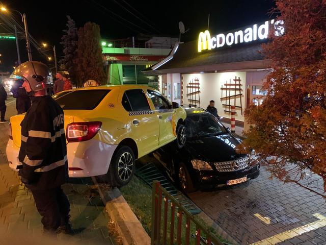 Accident în sensul giratoriu din centrul Sucevei. Un taxi a plonjat peste o mașină aflată la McDrive