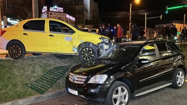 Accident în sensul giratoriu din centrul Sucevei. Un taxi a plonjat peste o mașină aflată la McDrive