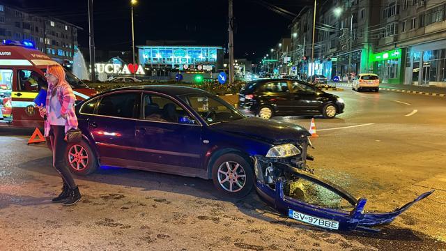 Accident în sensul giratoriu din centrul Sucevei. Un taxi a plonjat peste o mașină aflată la McDrive