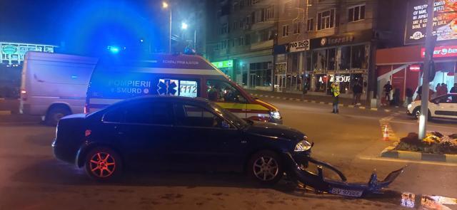 Accident în sensul giratoriu din centrul Sucevei. Un taxi a plonjat peste o mașină aflată la McDrive