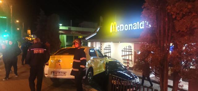 Accident în sensul giratoriu din centrul Sucevei. Un taxi a plonjat peste o mașină aflată la McDrive