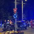 Accident în sensul giratoriu din centrul Sucevei. Un taxi a plonjat peste o mașină aflată la McDrive